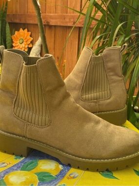 Women’s Black Rivet Ankle Boots in Taupe Suede! Size 9.5M